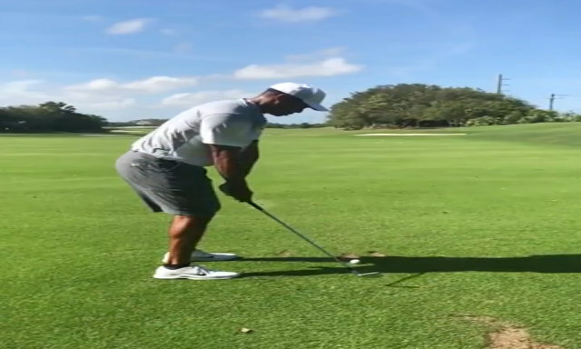 Tiger Woods khoe cú swing đầu tiên sau tám tháng nghỉ dưỡng thương