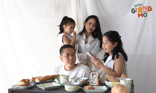 Con gái Lưu Hương Giang lần đầu làm vlog đã thể hiện năng khiếu khiến dàn sao Việt đình đám phải tấm tắc khen ngợi - Ảnh 4.