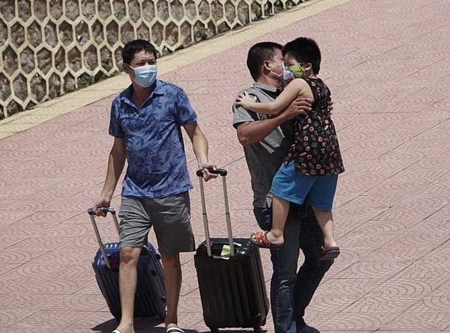Hoàn thành 14 ngày cách ly, hơn 400 công dân du lịch ở Đà Nẵng xúc động ngày trở về với gia đình - Ảnh 6.