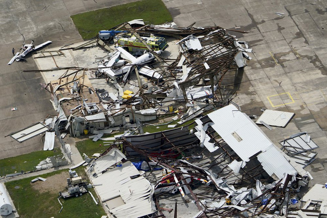 Siêu bão Laura tàn phá phía nam nước Mỹ: Nhà cửa tiêu điều, giao thông đình trệ - Ảnh 10.
