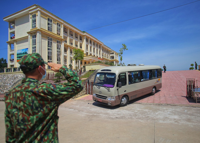 Hoàn thành 14 ngày cách ly, hơn 400 công dân du lịch ở Đà Nẵng xúc động ngày trở về với gia đình - Ảnh 10.