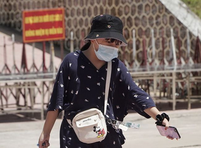 Hoàn thành 14 ngày cách ly, hơn 400 công dân du lịch ở Đà Nẵng xúc động ngày trở về với gia đình - Ảnh 5.