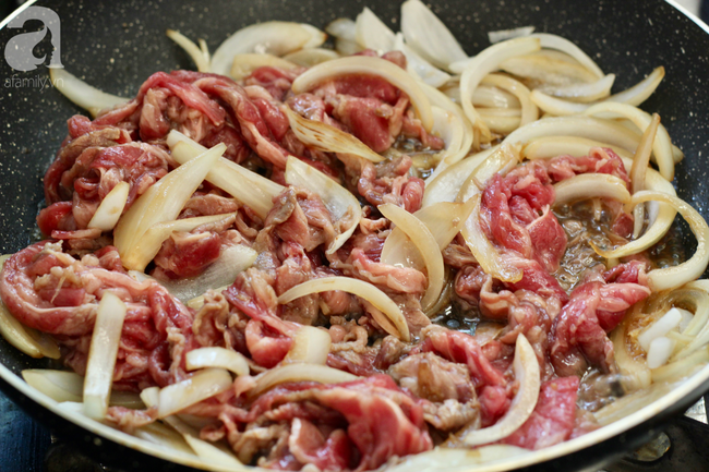 Học được của người bạn Nhật cách nấu cơm thịt bò, tôi làm thử cả nhà ăn khen hết lời! - Ảnh 6.