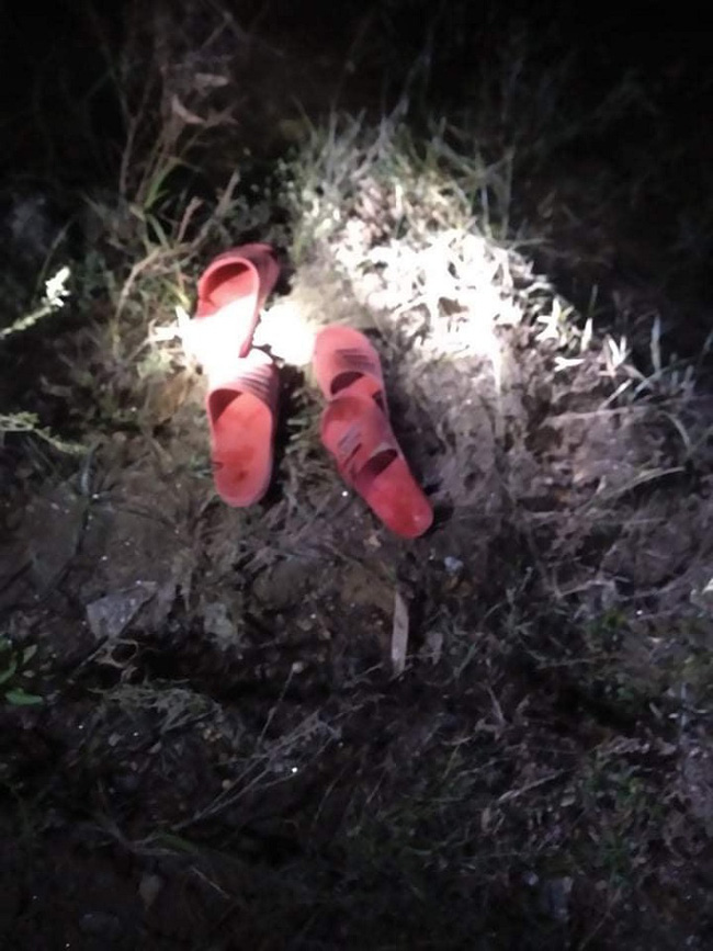 Hà Tĩnh: Trắng đêm tìm kiếm 2 cháu bé mất tích trên sông Ngàn Phố - Ảnh 1.