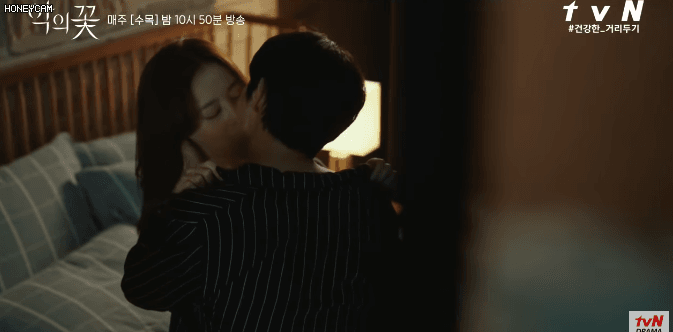 Lee Jun Ki và Moon Chae Won đóng cảnh nóng quá đạt khiến khán giả rơi vào tình huống dở khóc dở cười vì đang xem lúc có bố mẹ - Ảnh 3.