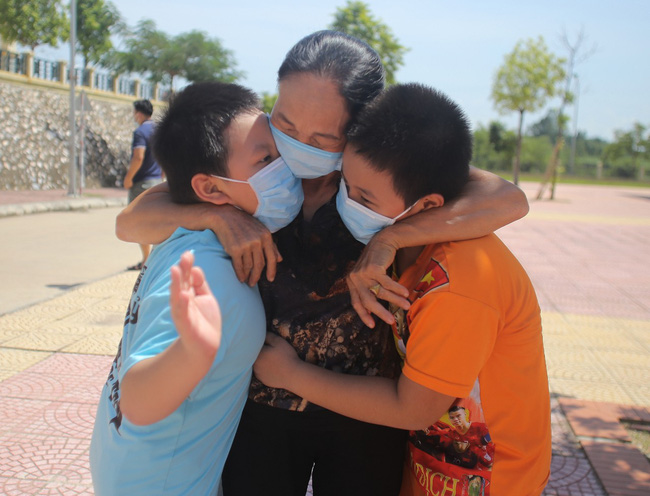 Hoàn thành 14 ngày cách ly, hơn 400 công dân du lịch ở Đà Nẵng xúc động ngày trở về với gia đình - Ảnh 8.