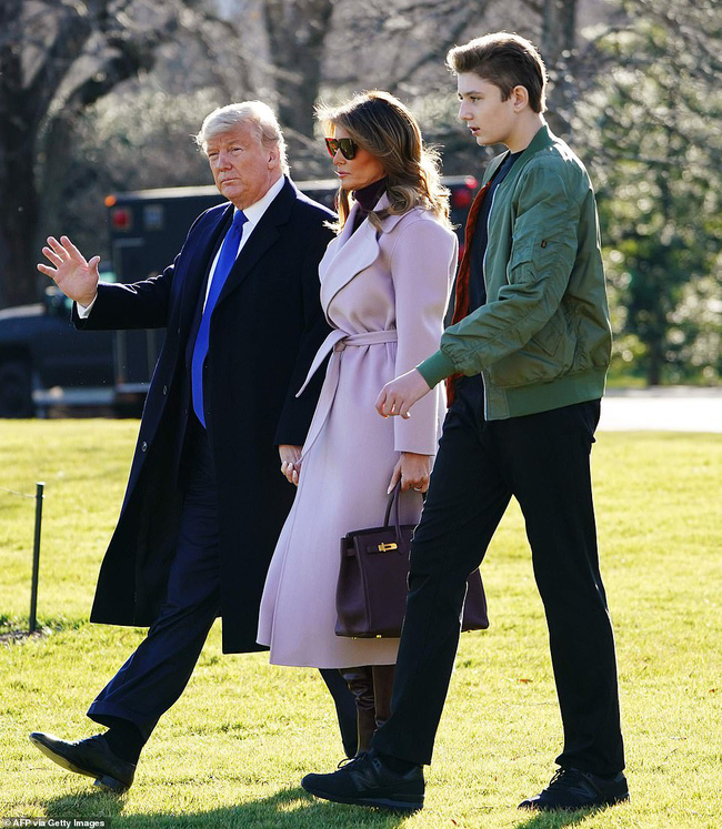 &quot;Hoàng tử Nhà Trắng&quot; Barron Trump lộ diện trước công chúng sau một thời gian dài vắng mặt, gây kinh ngạc với chiều cao và vóc dáng hơn người - Ảnh 3.