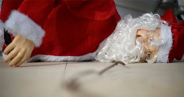 Ý tưởng sáng tạo dịp Giáng sinh của một gã đàn ông cuối cùng gây ra &quot;cái chết&quot; của Ông già Noel trước mặt hàng trăm đứa trẻ - Ảnh 4.