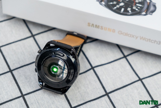 Mở hộp Galaxy Watch 3, so sánh cùng đối thủ Apple Watch - 10