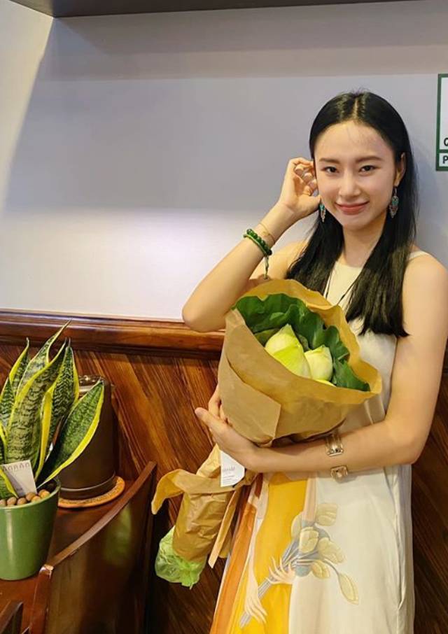 Angela Phương Trinh để mặt mộc chụp hình với bó hoa sen.
