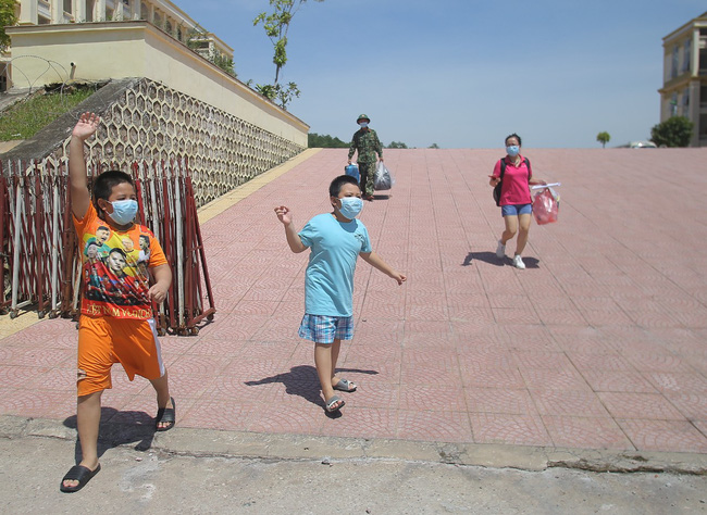 Hoàn thành 14 ngày cách ly, hơn 400 công dân du lịch ở Đà Nẵng xúc động ngày trở về với gia đình - Ảnh 7.