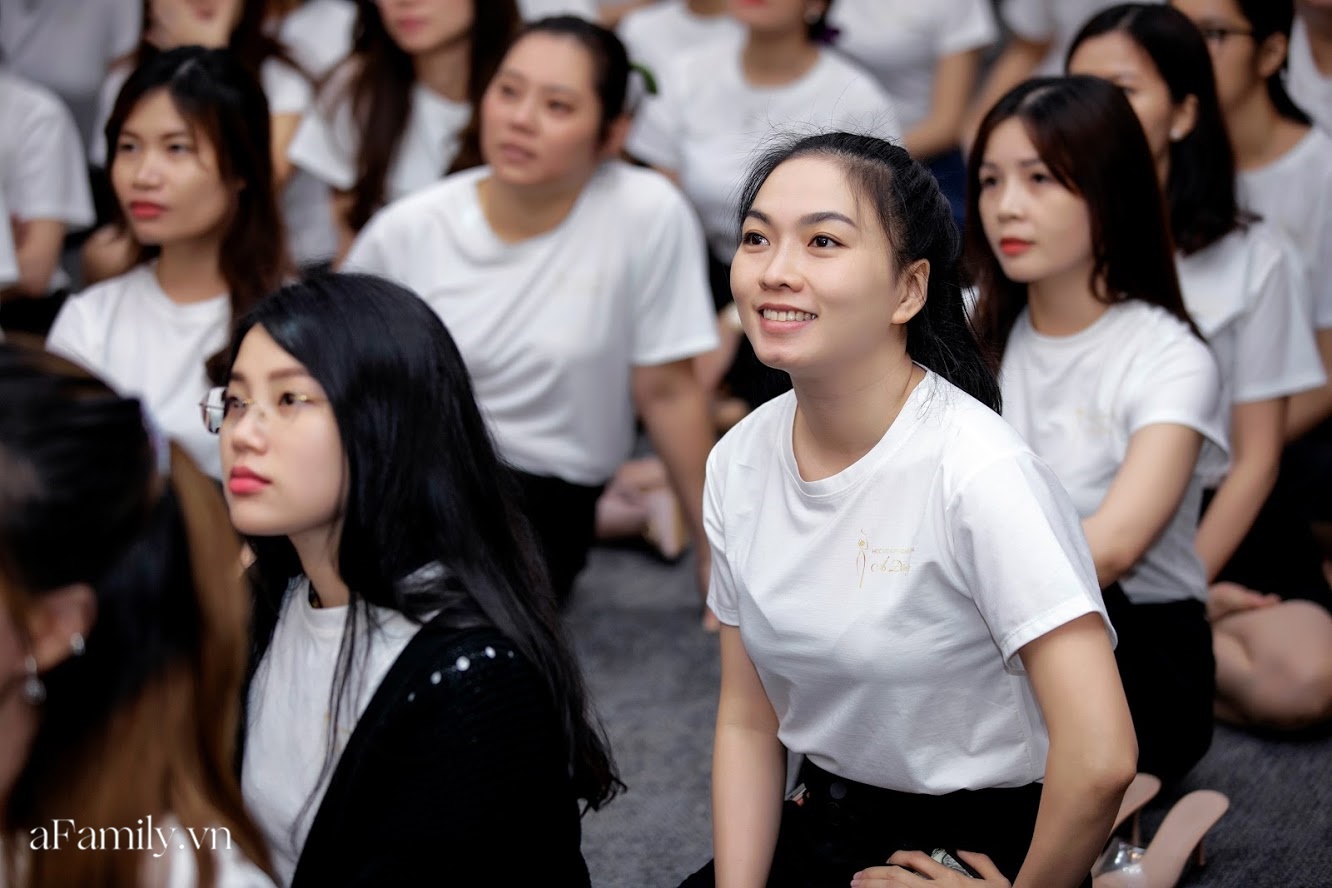 Bên trong lớp học dạy dáng đi, cách cười, tạo khí chất với mức học phí lên đến... vài tháng lương mở ra cuộc “thay đổi ngầm” của nhiều phụ nữ ở Sài Gòn - Hà Nội - Ảnh 25.