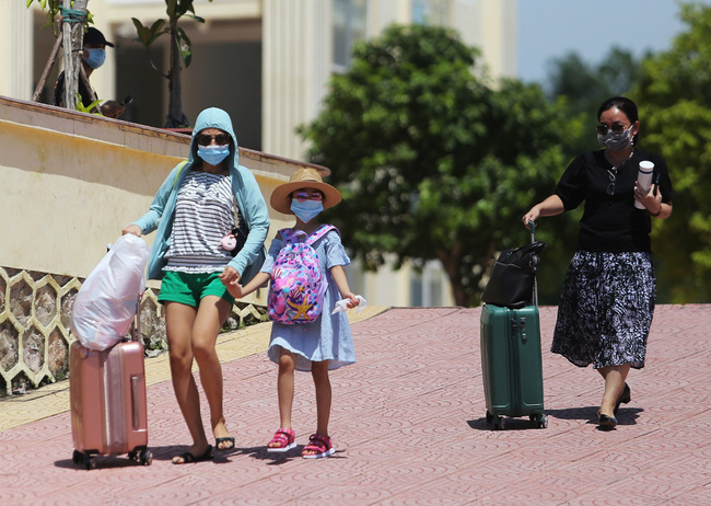 Hoàn thành 14 ngày cách ly, hơn 400 công dân du lịch ở Đà Nẵng xúc động ngày trở về với gia đình - Ảnh 4.