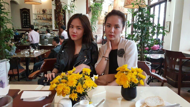 Phương Linh đăng hình bên em gái cùng dòng chú thích: &quot;Ly 32 và mình thì 34. Một đống tuổi rồi&quot;.