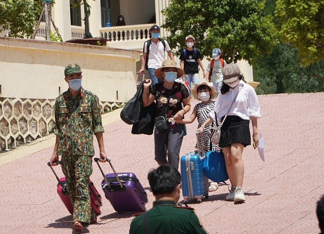 Hoàn thành 14 ngày cách ly, hơn 400 công dân du lịch ở Đà Nẵng xúc động ngày trở về với gia đình - Ảnh 2.