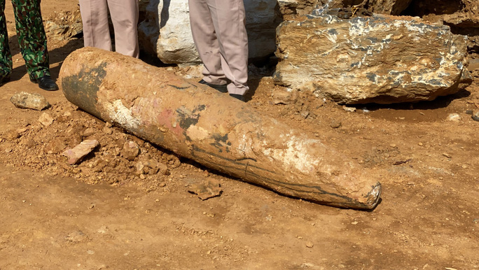 Quảng Bình: Đào đất, hoảng hồn nhìn thấy quả bom khủng 450kg, còn nguyên ngòi nổ - Ảnh 2.