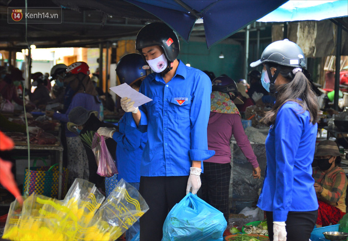 Những shipper áo xanh đi chợ miễn phí giúp dân trong mùa dịch - Ảnh 3.