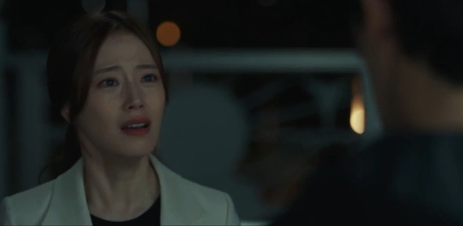 &quot;Hoa của quỷ&quot;: Nghẹn ngào cảnh Lee Jun Ki ôm Moon Chae Won òa khóc nức nở vì thân phận bị bại lộ - Ảnh 6.