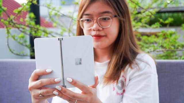 Smartphone hai màn hình của Microsoft về Việt Nam, giá từ 42 triệu đồng - 9