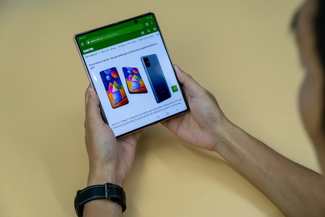 Mở hộp Galaxy Z Fold 2 giá 50 triệu đồng: hoàn thiện vẻ khác biệt - 5