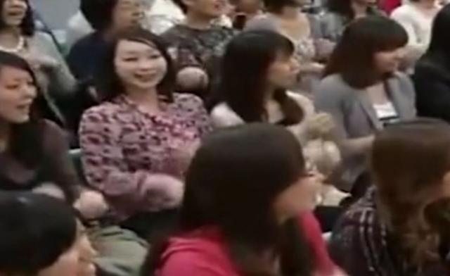 1 năm sau khi chương trình lên sóng, khán giả tinh mắt mới nhận ra hình ảnh &quot;chị gái nghiêng đầu&quot; trong đó gây xôn xao MXH Nhật vì quá ghê - Ảnh 3.