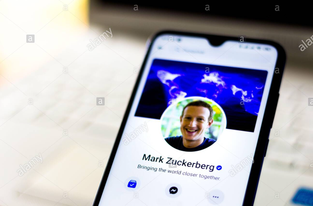 Bất ngờ trước chiếc điện thoại ruột của CEO Mark Zuckerberg - 2