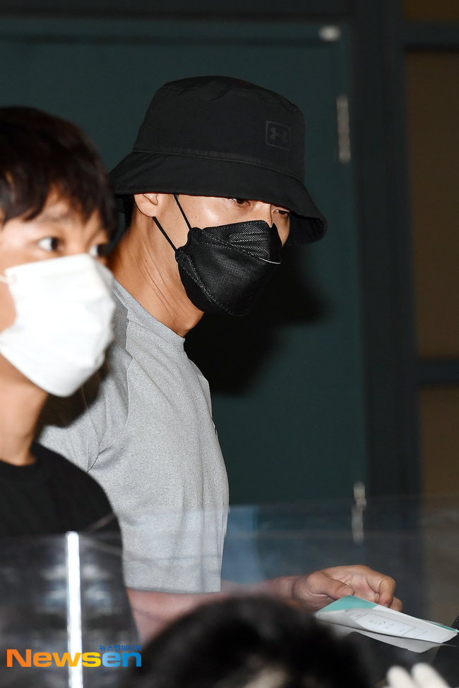 Chính thức trở về Hàn Quốc sau 2 tháng ở nước ngoài, Hyun Bin gây ấn tượng mạnh bởi vẻ ngoài đen bóng và cơ bắp cuồn cuộn - Ảnh 5.