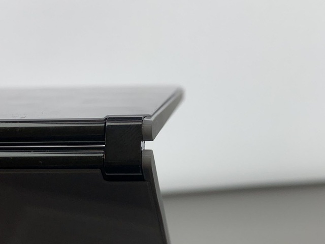 Chùm ảnh thực tế chiếc smartphone 2 màn hình Surface Duo của Microsoft - 6