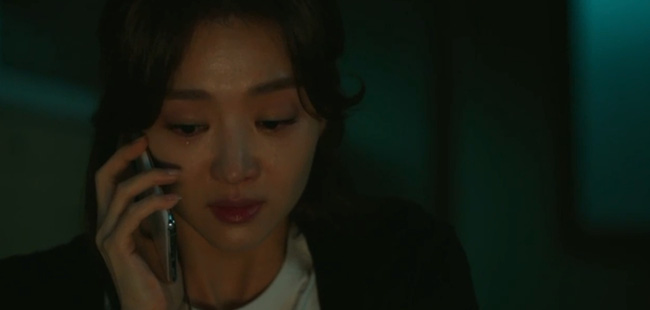 &quot;Hoa của quỷ&quot;: Moon Chae Won ôm Lee Jun Ki bật khóc nức nở vì tưởng đã mất mạng, tiếp tục tha thứ để chồng thực hiện tội ác sau lưng - Ảnh 3.