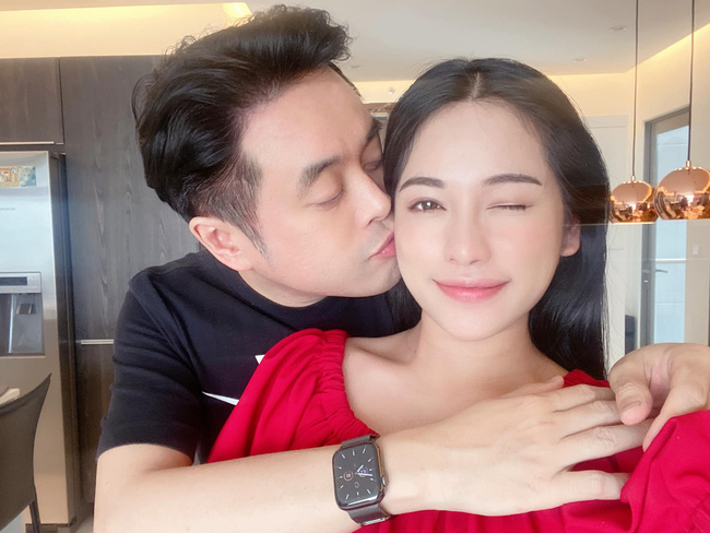 Mua đồng hồ tặng Dương Khắc Linh, Sara Lưu nhận lại được một nụ hôn ngọt ngào.