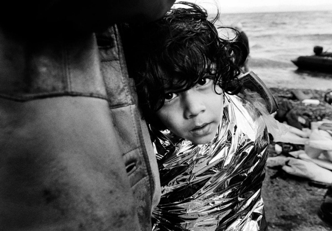 Những bức ảnh và câu chuyện gây ám ảnh người xem về cuộc di cư vượt biển: Bất chấp giá lạnh, hàng triệu người vẫn đi tìm cho mình nơi cư trú an toàn - Ảnh 10.