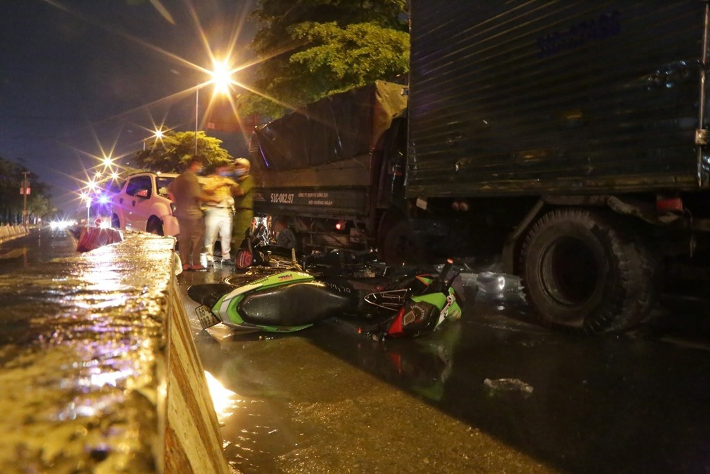TP. HCM: Ô tô 7 chỗ tông hàng loạt xe máy dừng đèn đỏ, nhiều người bị thương nằm la liệt - Ảnh 2.