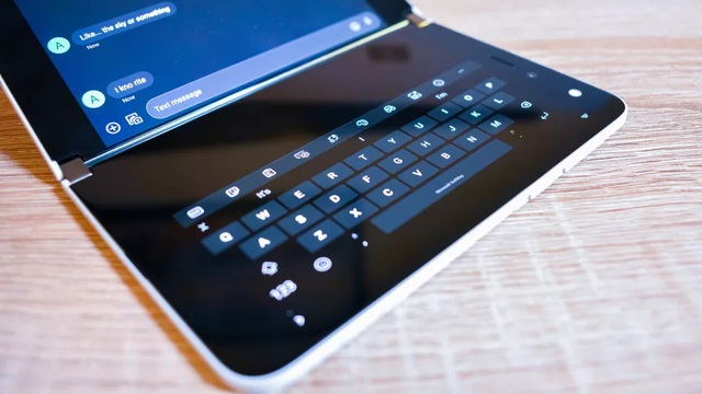 Chùm ảnh thực tế chiếc smartphone 2 màn hình Surface Duo của Microsoft - 7
