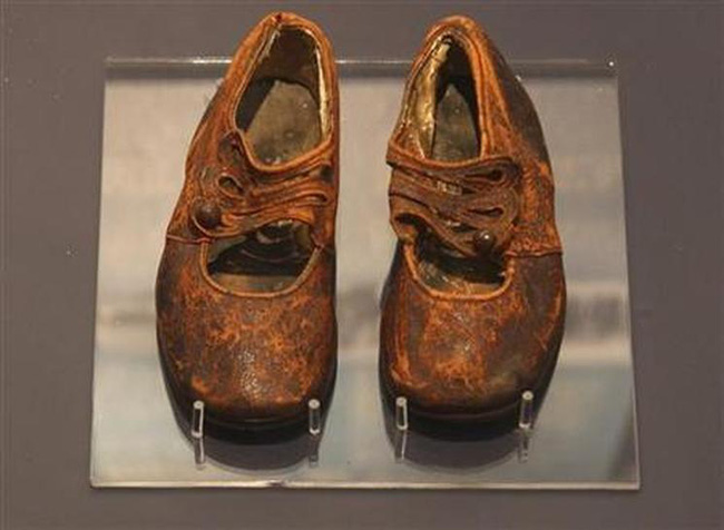 Chiếc giày nhỏ bé trong viện bảo tàng bất ngờ hóa giải mọi nghi ngờ về thi thể &quot;em bé vô danh&quot; trên con tàu Titanic sau gần 100 năm - Ảnh 3.