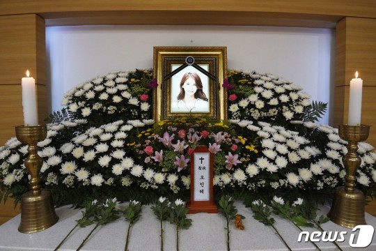 Những hình ảnh đầu tiên tại nơi diễn ra lễ tang “mỹ nhân hở bạo nhất Kbiz” Oh In Hye, nhìn di ảnh mà đau xót - Ảnh 4.