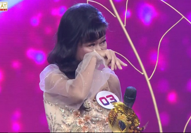 Con gái nuôi của Hoài Linh mắc bệnh nan y, khóc nghẹn trên sân khấu - Ảnh 4.