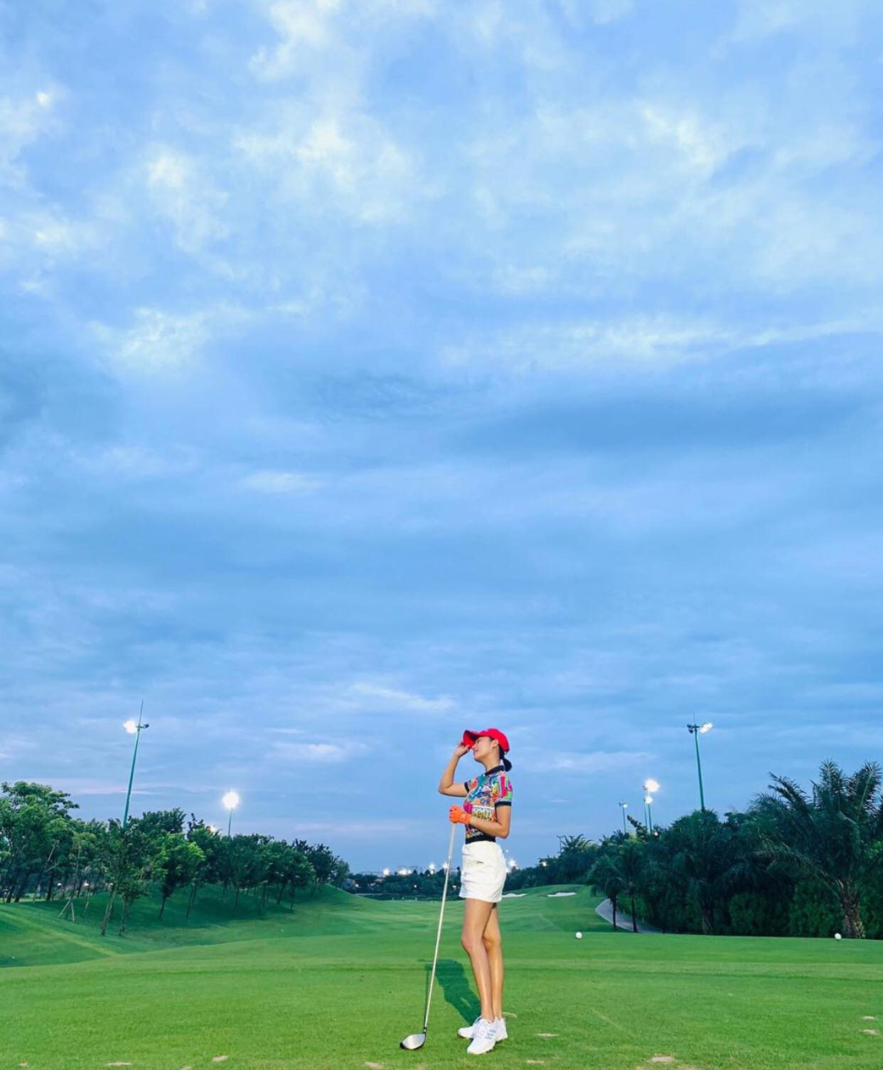 Sân golf hóa đấu trường đọ body trá hình của mỹ nhân Vbiz: Hương Giang cực nuột bên Matt Liu, Hoa hậu, Á hậu so kè quá căng - Ảnh 11.