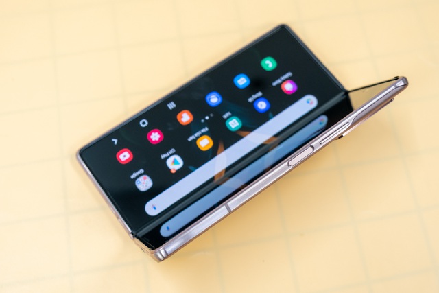Mở hộp Galaxy Z Fold 2 giá 50 triệu đồng: hoàn thiện vẻ khác biệt - 11