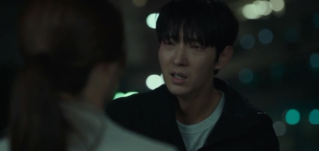&quot;Hoa của quỷ&quot;: Nghẹn ngào cảnh Lee Jun Ki ôm Moon Chae Won òa khóc nức nở vì thân phận bị bại lộ - Ảnh 5.