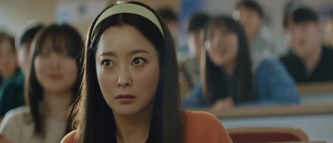 Sốc với màn &quot;cưa sừng làm nghé&quot; của Kim Hee Sun trở thành cô sinh viên 22 tuổi, bị Joo Won đeo đuổi vì tưởng là mẹ - Ảnh 2.