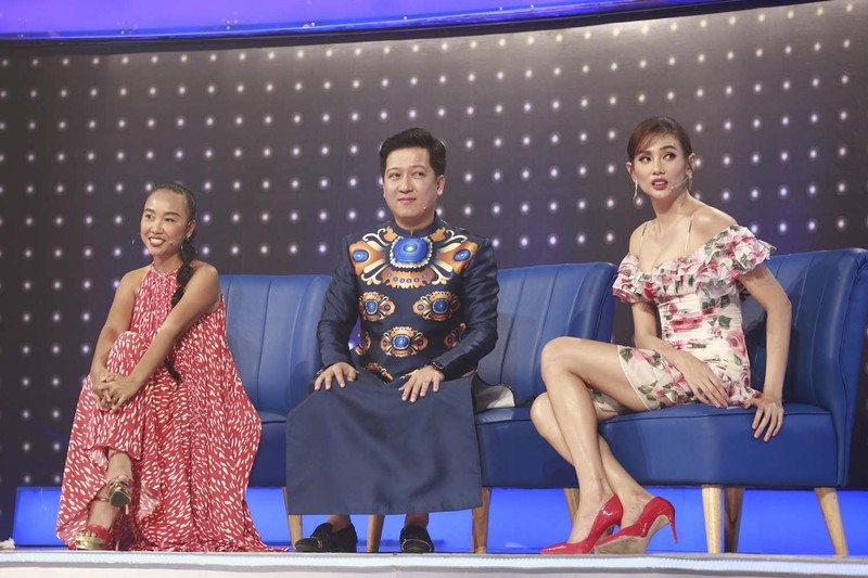 Lại thêm pha mặc váy ngắn cũn trên sóng truyền hình: Võ Hoàng Yến liên tục dùng tay chỉnh váy để khỏi hớ hênh - Ảnh 3.