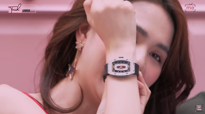 Ngọc Trinh vừa “chốt đơn” đồng hồ 1,8 tỷ nhanh gọn nhưng đây chưa phải chiếc đắt nhất trong BST đồng hồ của cô - Ảnh 5.
