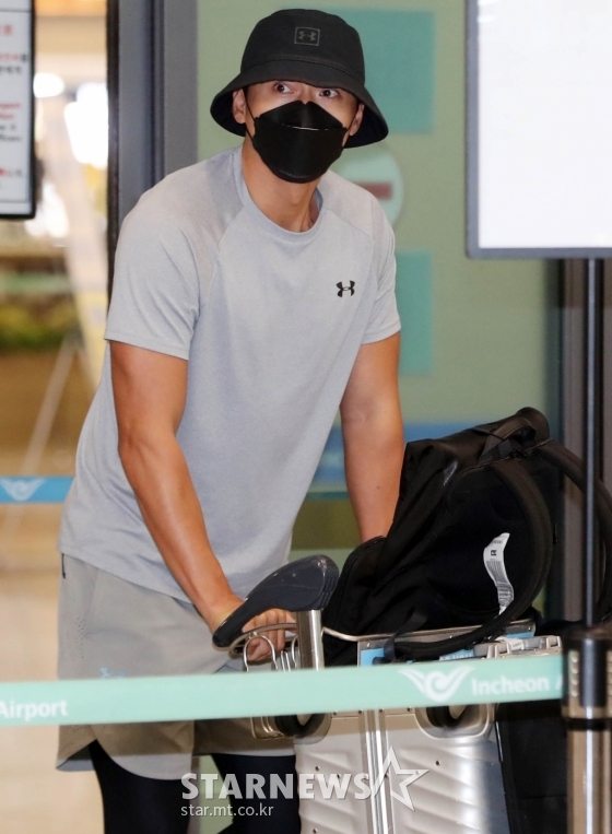 Chính thức trở về Hàn Quốc sau 2 tháng ở nước ngoài, Hyun Bin gây ấn tượng mạnh bởi vẻ ngoài đen bóng và cơ bắp cuồn cuộn - Ảnh 3.