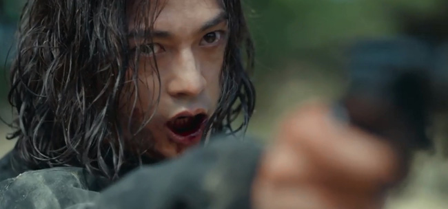 &quot;Hoa của quỷ&quot;: Lee Jun Ki lao mình đỡ phát súng thay cho Moon Chae Won, tính mạng ngàn cân treo sợi tóc - Ảnh 7.