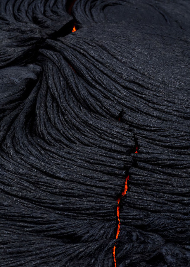 Suýt thiêu cháy camera trên miệng núi lửa, nhiếp ảnh gia lại thu được những khoảnh khắc không tưởng - Ảnh 5.