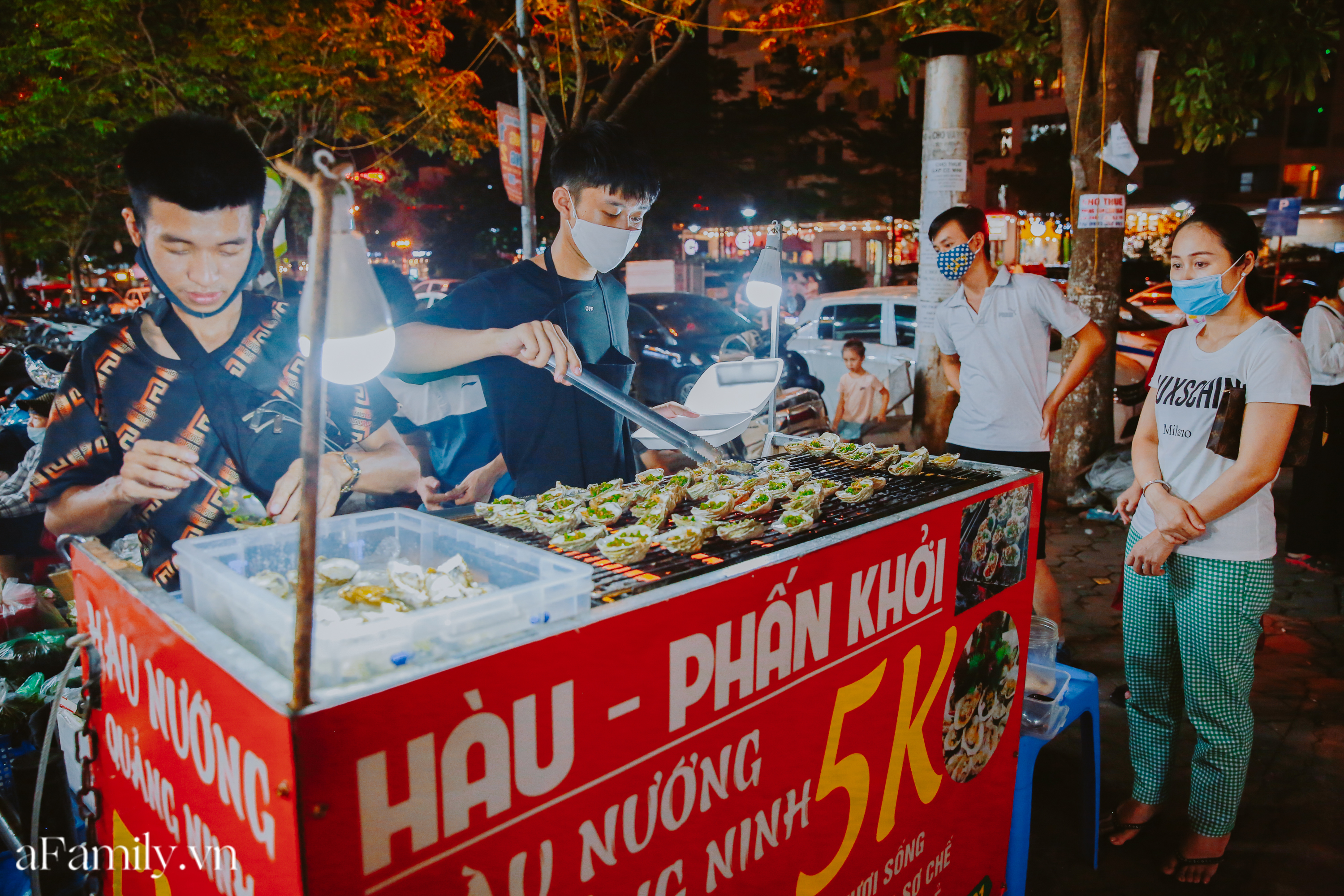 &quot;Hàu nướng 5k&quot; đổ bộ vào khắp nơi tại Hà Nội, chủ cửa hàng bán mỏi tay, thực khách kéo đến ầm ầm vì được ăn đặc sản ở... hè phố - Ảnh 8.