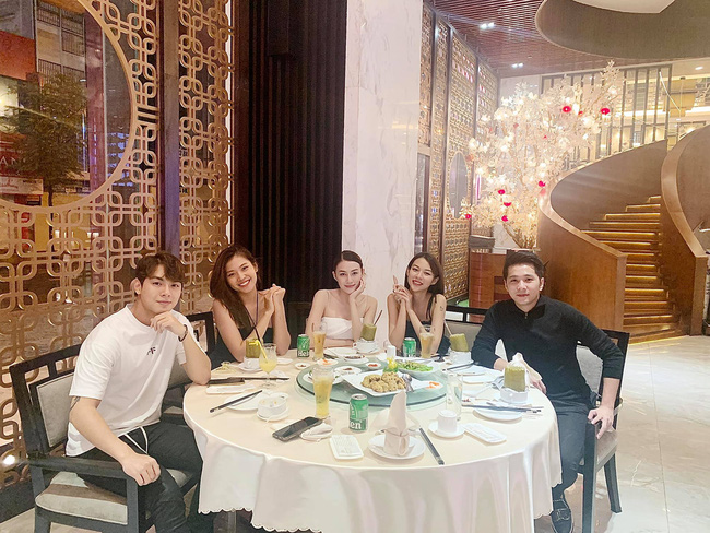 Vợ chồng Chúng Huyền Thanh vui vẻ đi ăn uống với Lê Hà và Phí Phương Anh sau khi thông báo tin vui chuẩn bị đón thêm thành viên mới.