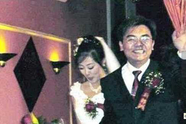 Hình ảnh hiếm hoi của vợ chồng Triệu Hân Bồi trong đám cưới.