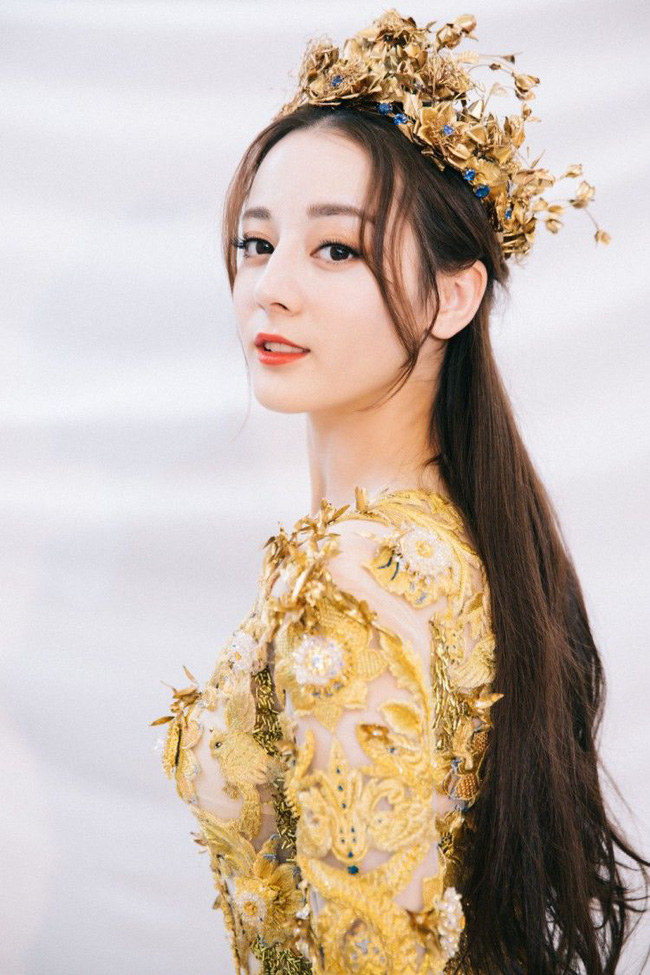 Angelababy mặc áo vàng khác lạ, netizen đồn đoán trở thành Nữ thần Kim Ưng sau Địch Lệ Nhiệt Ba - Ảnh 5.