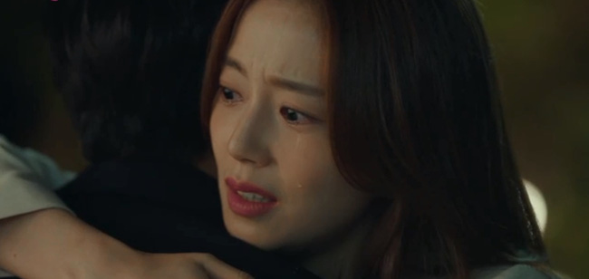 &quot;Hoa của quỷ&quot;: Moon Chae Won ôm Lee Jun Ki bật khóc nức nở vì tưởng đã mất mạng, tiếp tục tha thứ để chồng thực hiện tội ác sau lưng - Ảnh 2.